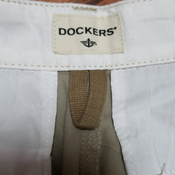 Dockers khaki shorts size 30 - NWOT - Picture 2 of 3